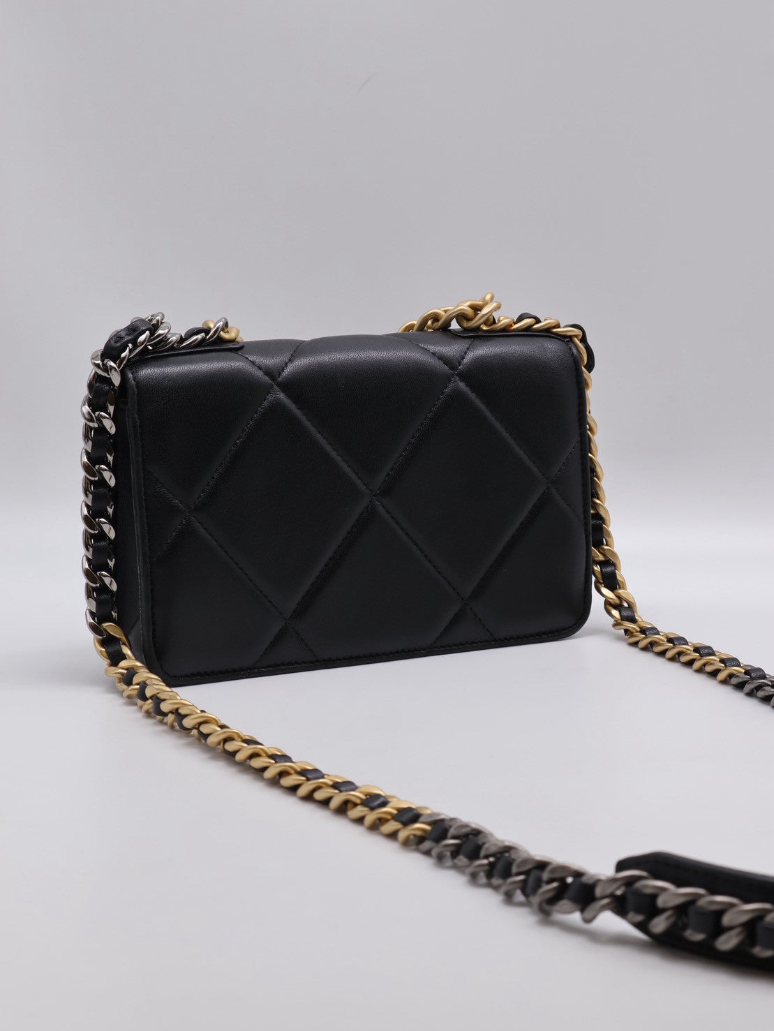 CHANEL 19 經典菱格紋雙色鍊WOC - 黑金