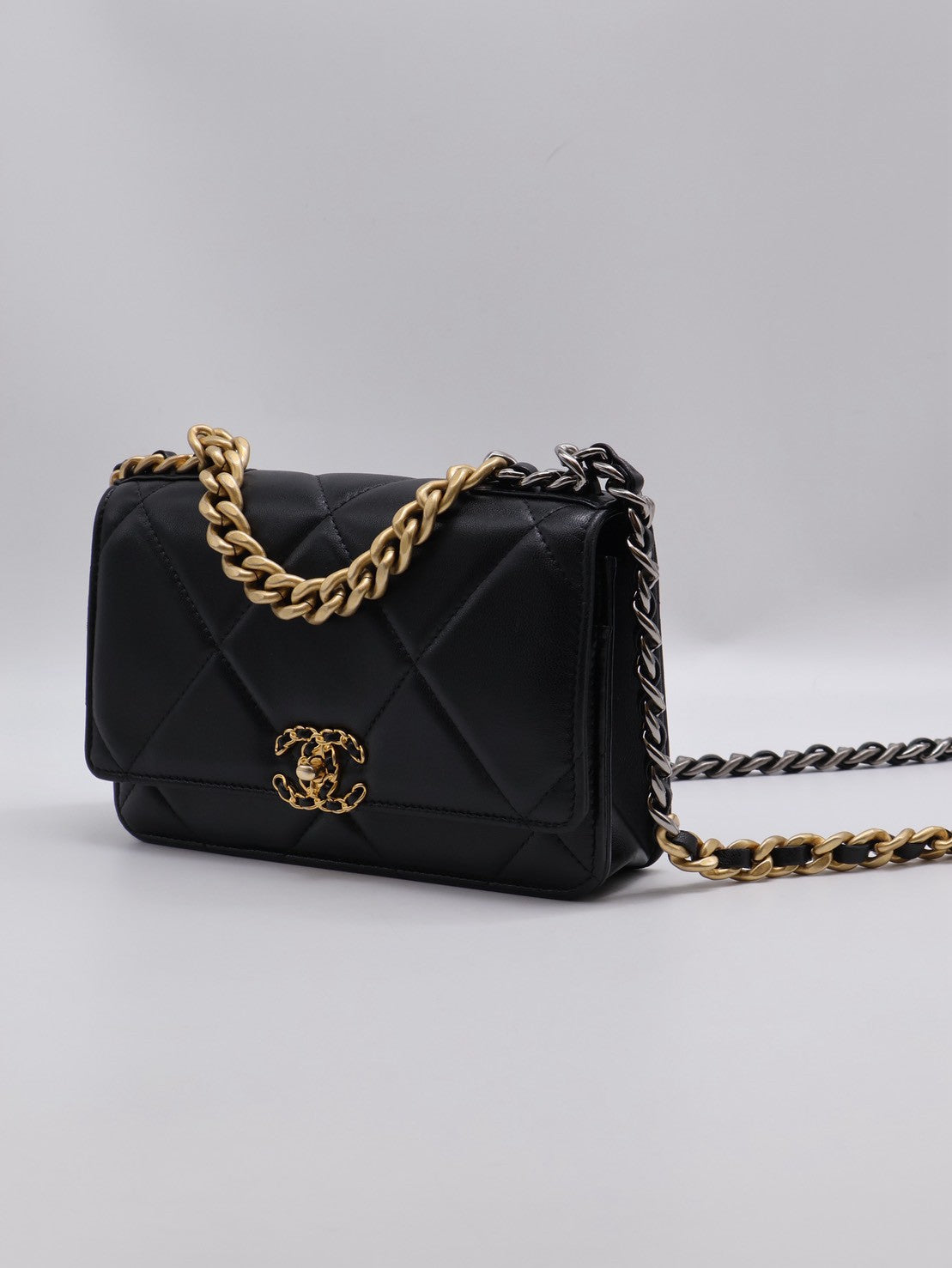 CHANEL 19 經典菱格紋雙色鍊WOC - 黑金