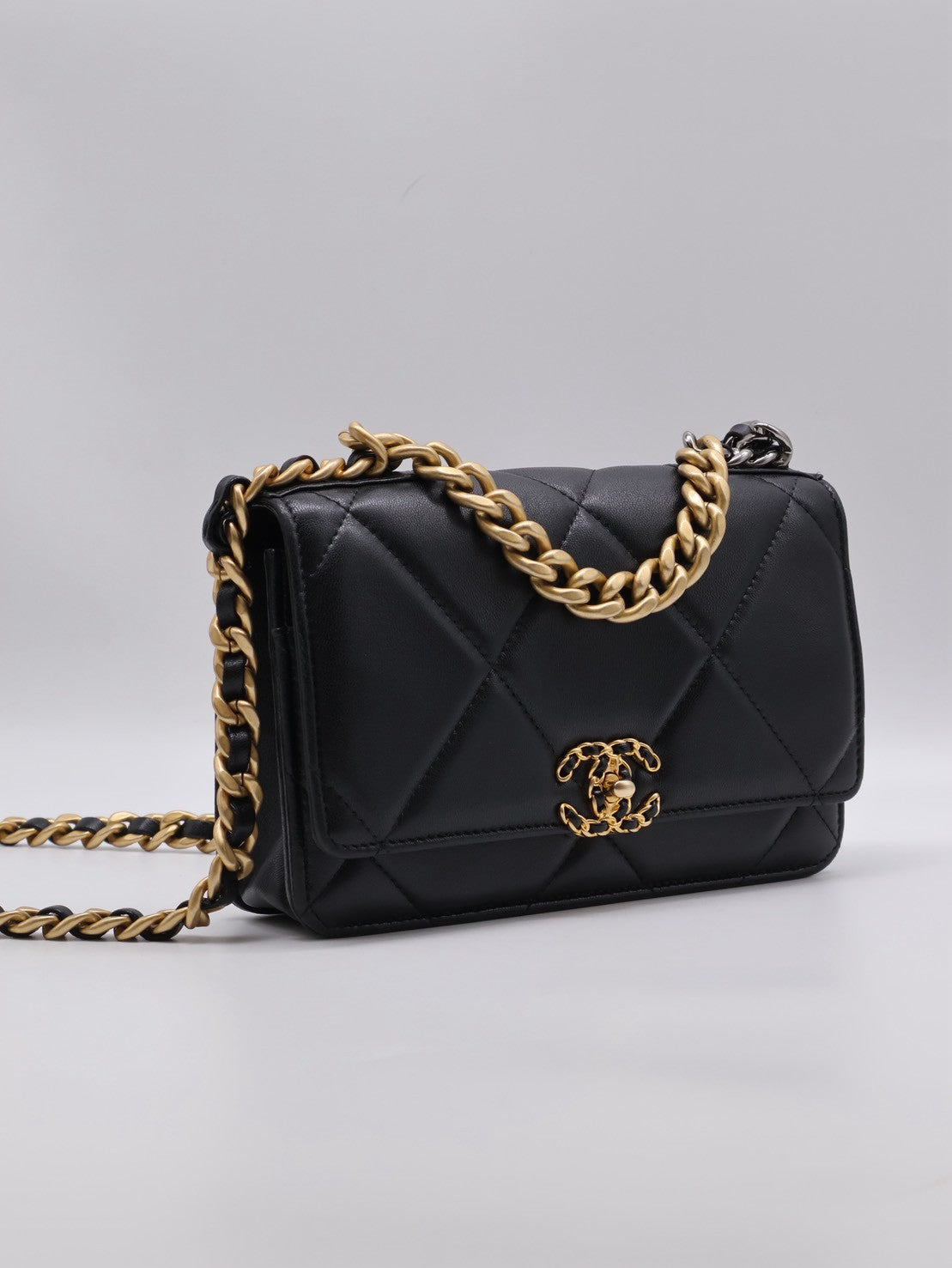 CHANEL 19 經典菱格紋雙色鍊WOC - 黑金