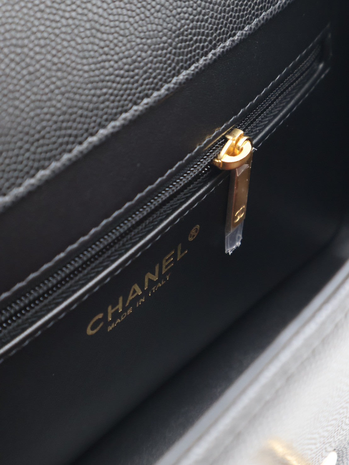 CHANEL 26P Preppy Coco粒面牛皮單肩包 - 小號黑金