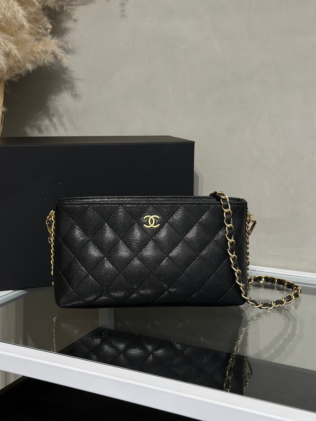 CHANEL 25A粒面牛皮化妝包 - 黑金