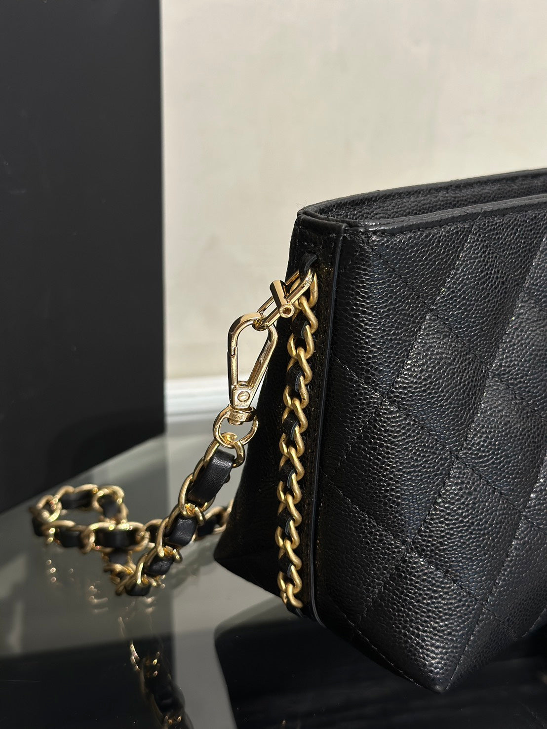 CHANEL 25A粒面牛皮化妝包 - 黑金