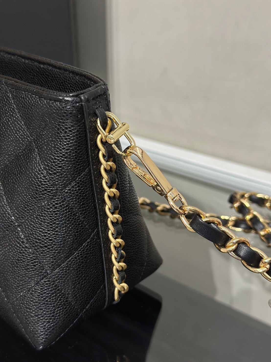 CHANEL 25A粒面牛皮化妝包 - 黑金