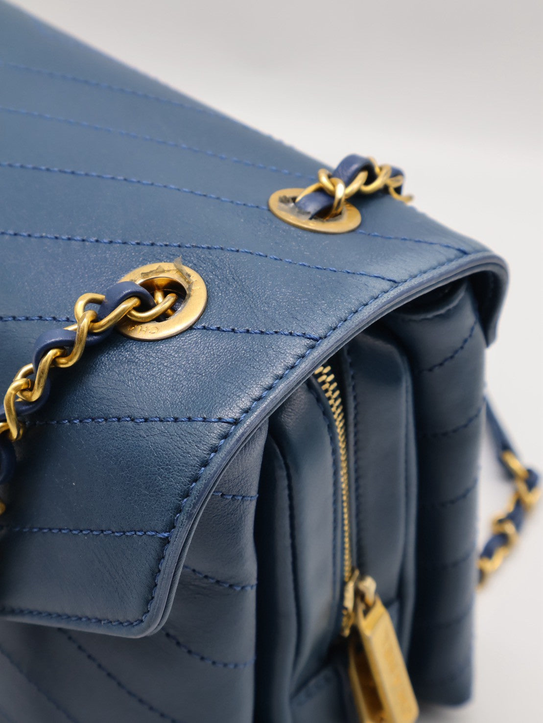CHANEL 復古V紋信封郵差包 - 藍金25開