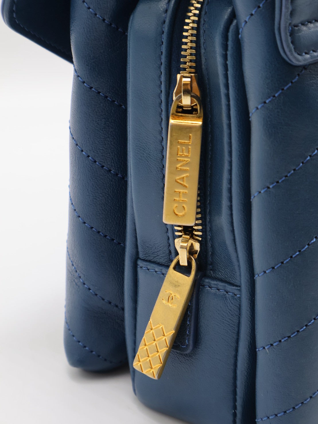 CHANEL 復古V紋信封郵差包 - 藍金25開
