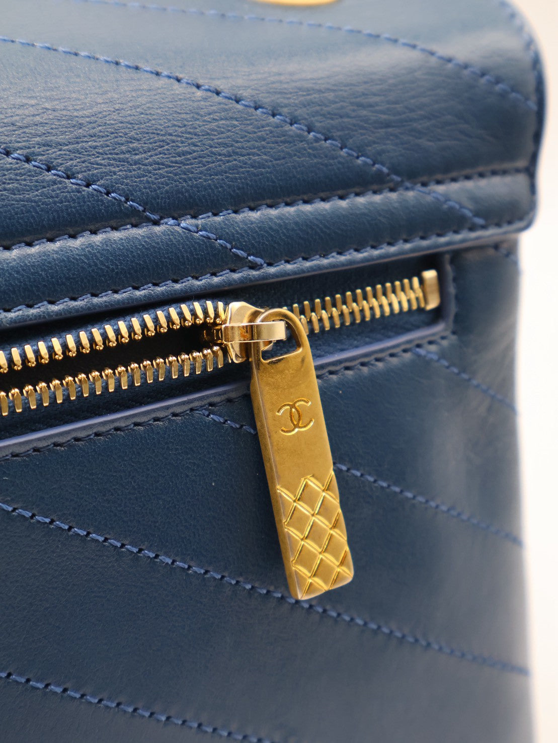 CHANEL 復古V紋信封郵差包 - 藍金25開