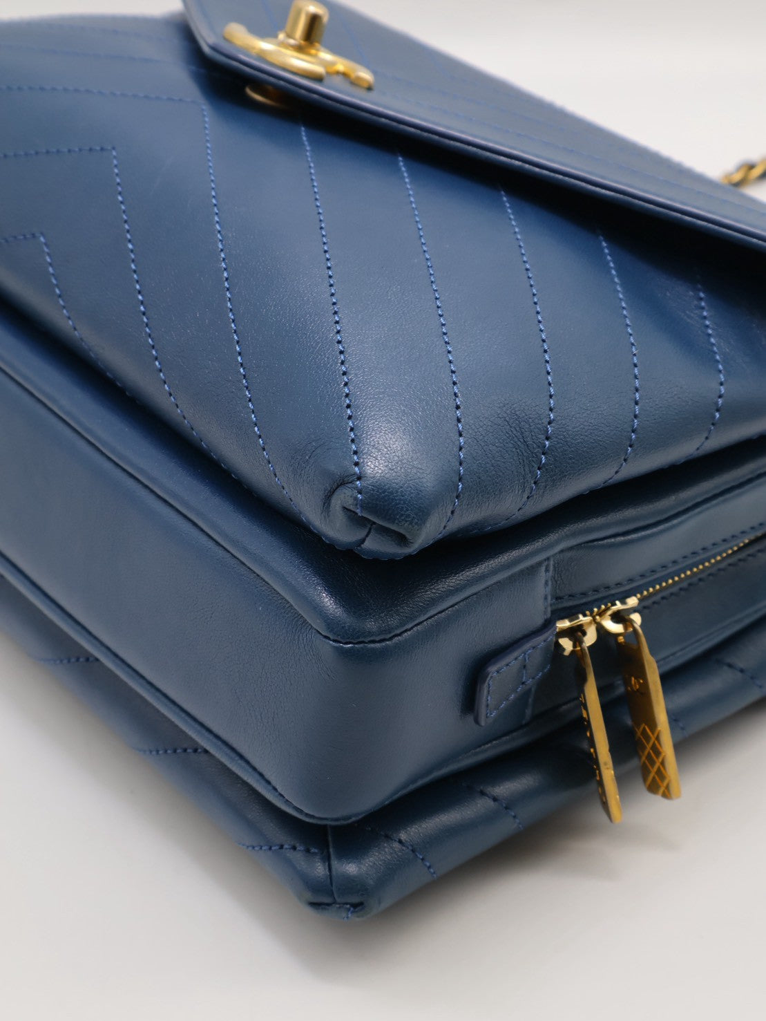 CHANEL 復古V紋信封郵差包 - 藍金25開