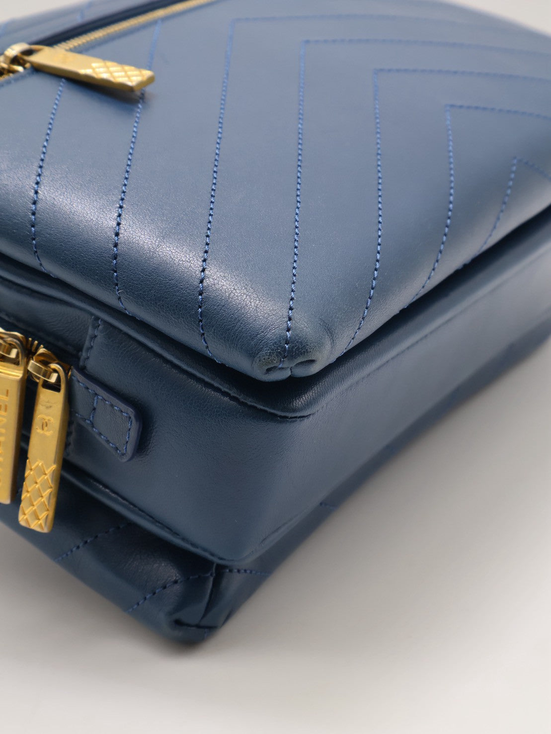 CHANEL 復古V紋信封郵差包 - 藍金25開