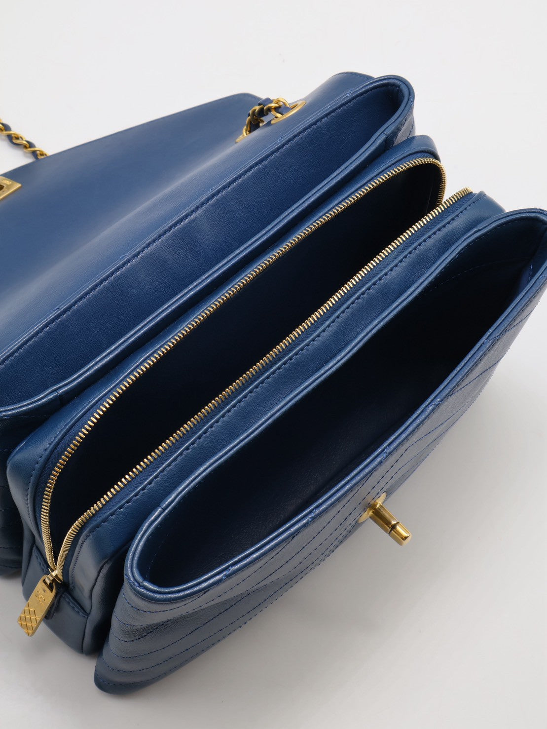 CHANEL 復古V紋信封郵差包 - 藍金25開