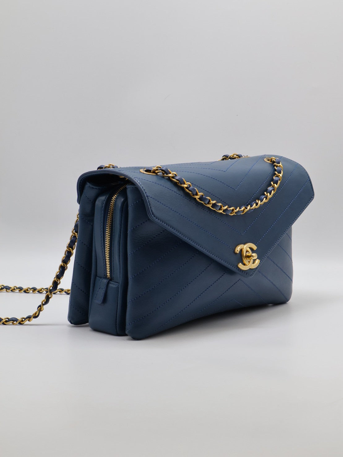 CHANEL 復古V紋信封郵差包 - 藍金25開