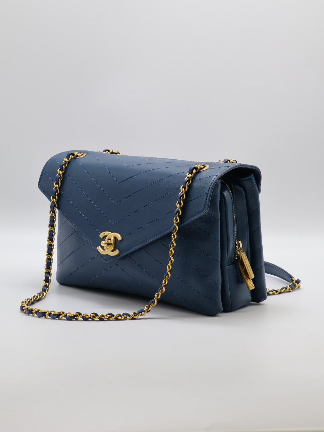 CHANEL 復古V紋信封郵差包 - 藍金25開