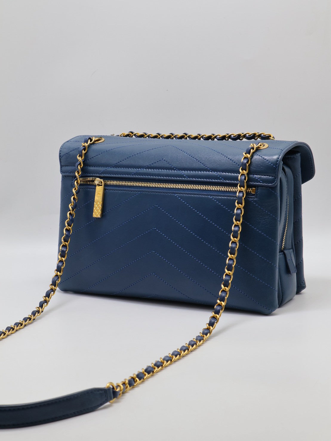 CHANEL 復古V紋信封郵差包 - 藍金25開