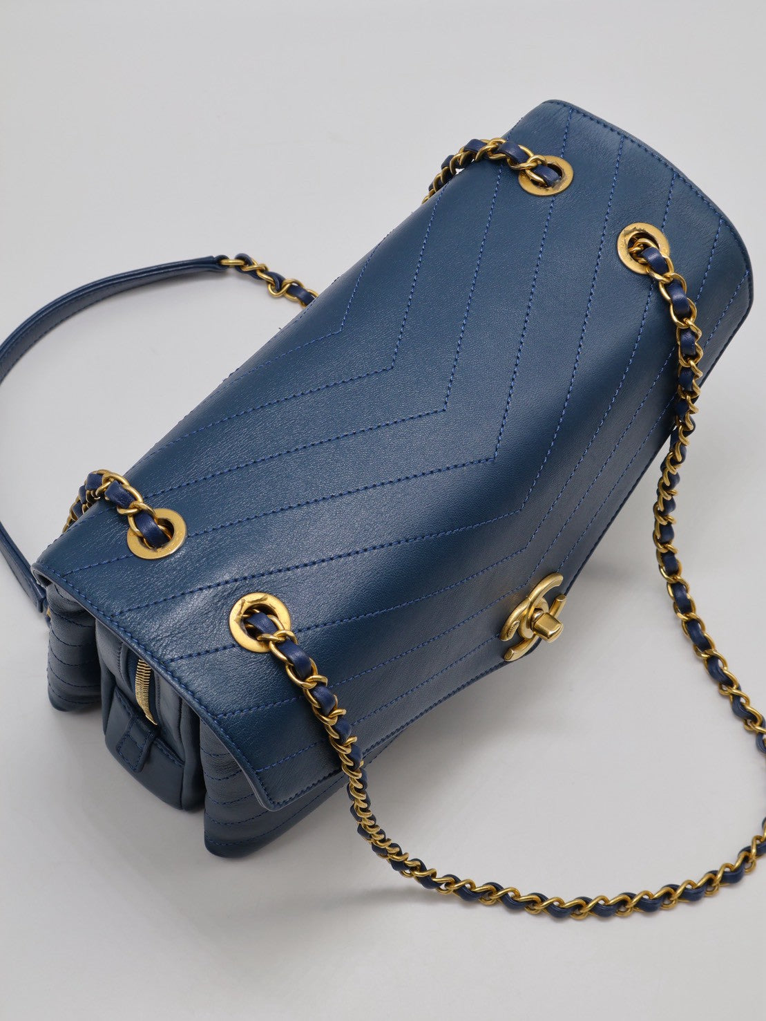 CHANEL 復古V紋信封郵差包 - 藍金25開