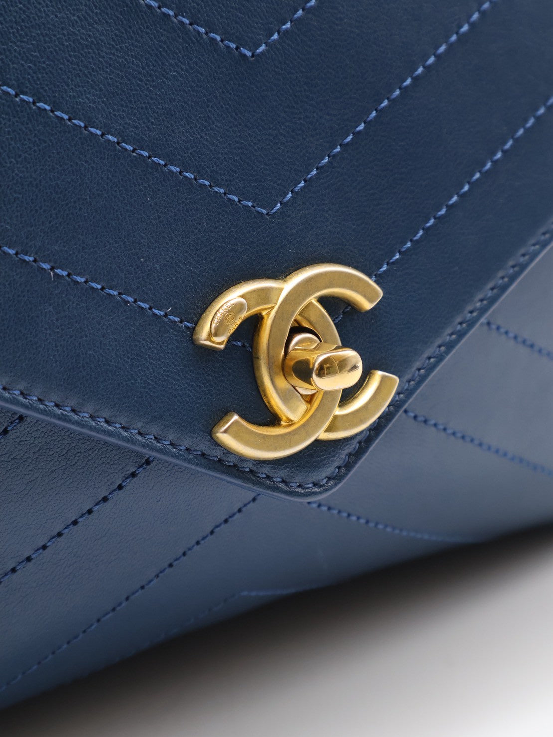 CHANEL 復古V紋信封郵差包 - 藍金25開