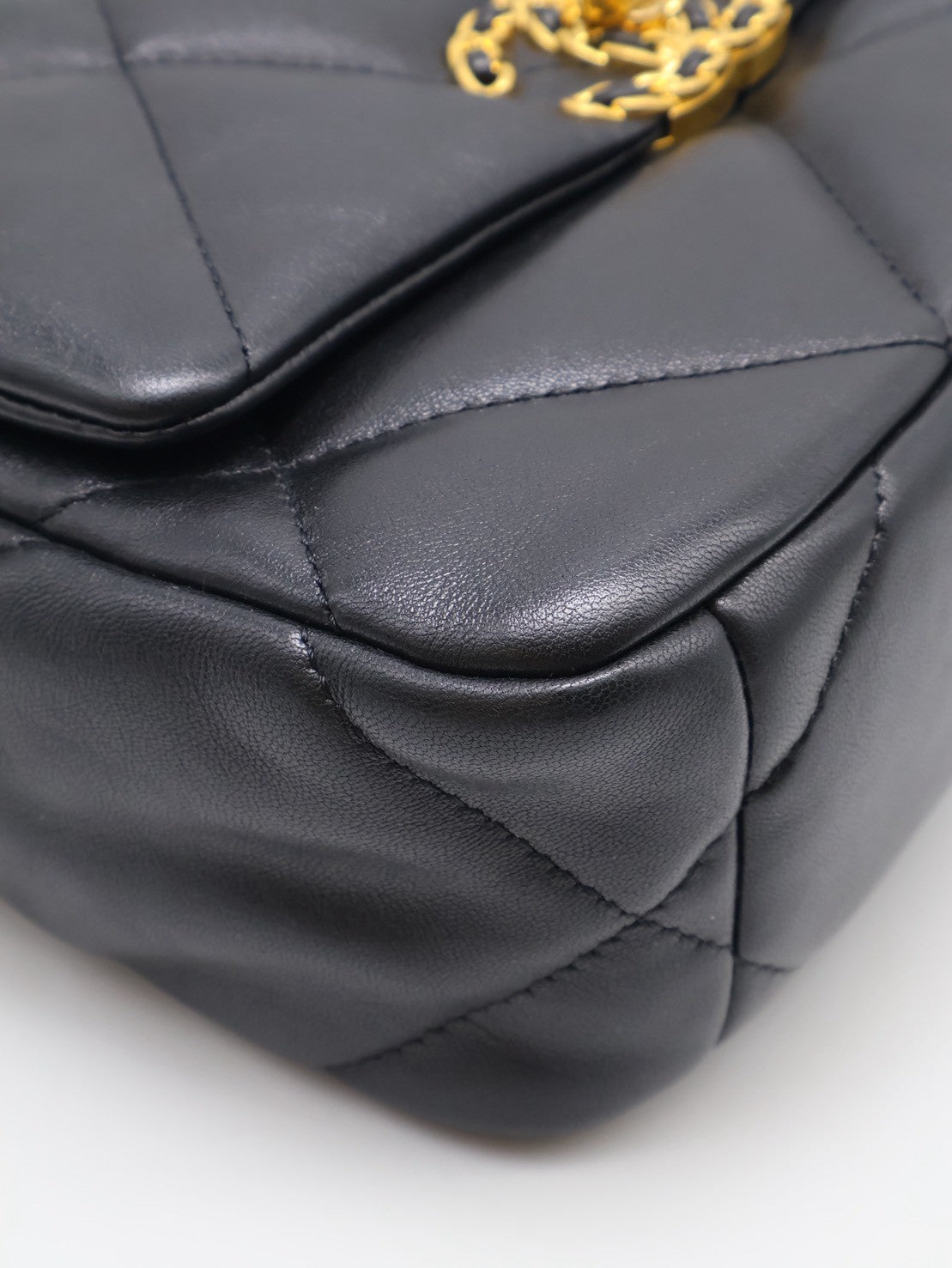 CHANEL 19 Bag 菱格紋羊皮手提肩背包 26 - 黑金