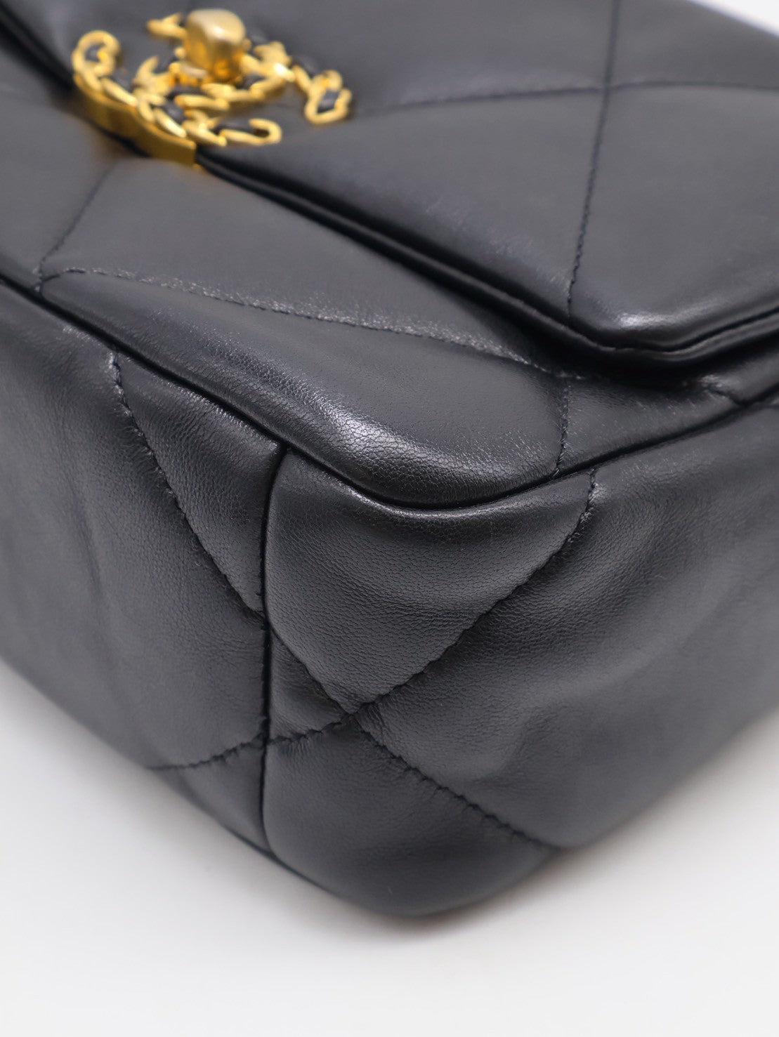 CHANEL 19 Bag 菱格紋羊皮手提肩背包 26 - 黑金