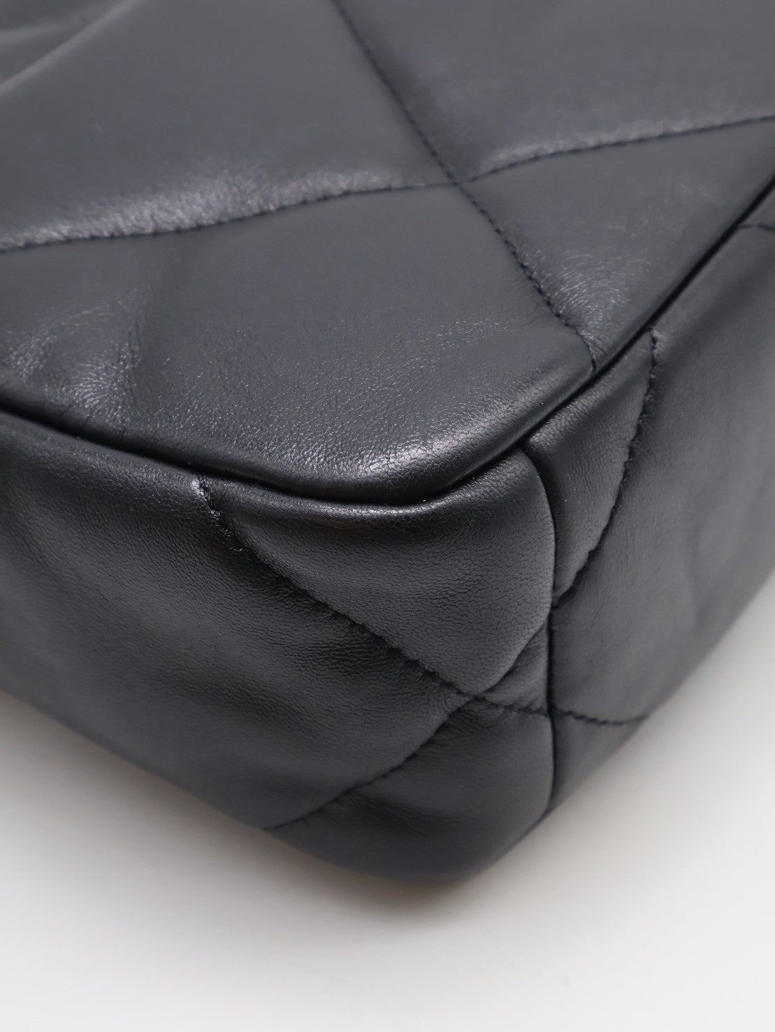 CHANEL 19 Bag 菱格紋羊皮手提肩背包 26 - 黑金