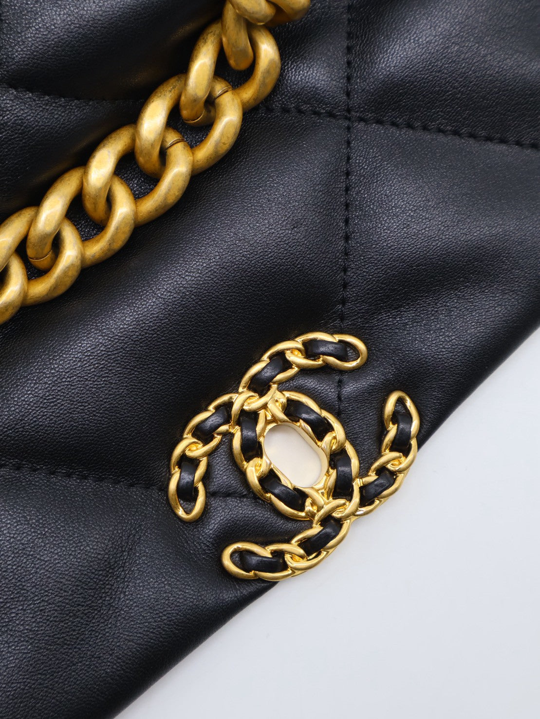 CHANEL 19 Bag 菱格紋羊皮手提肩背包 26 - 黑金