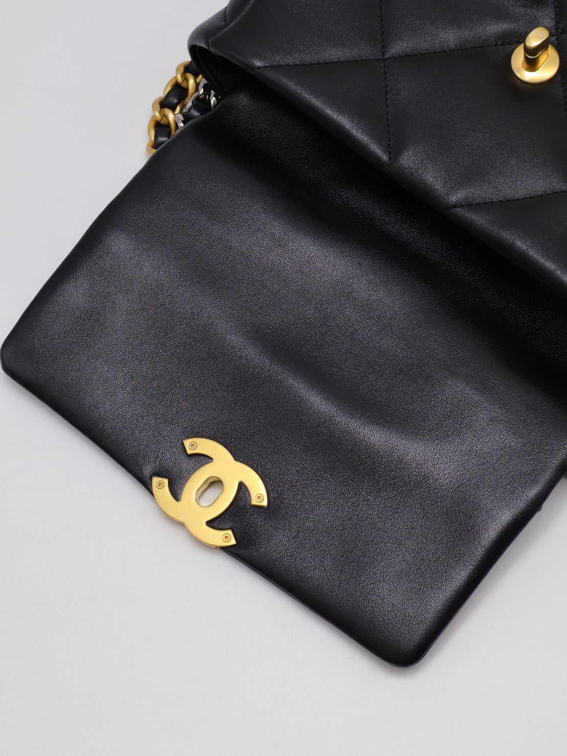 CHANEL 19 Bag 菱格紋羊皮手提肩背包 26 - 黑金