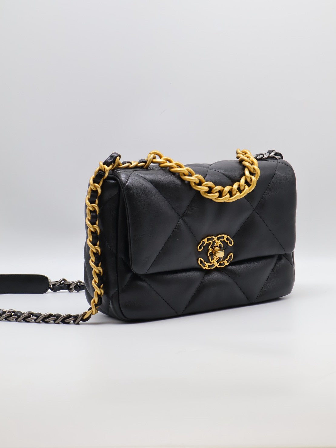CHANEL 19 Bag 菱格紋羊皮手提肩背包 26 - 黑金