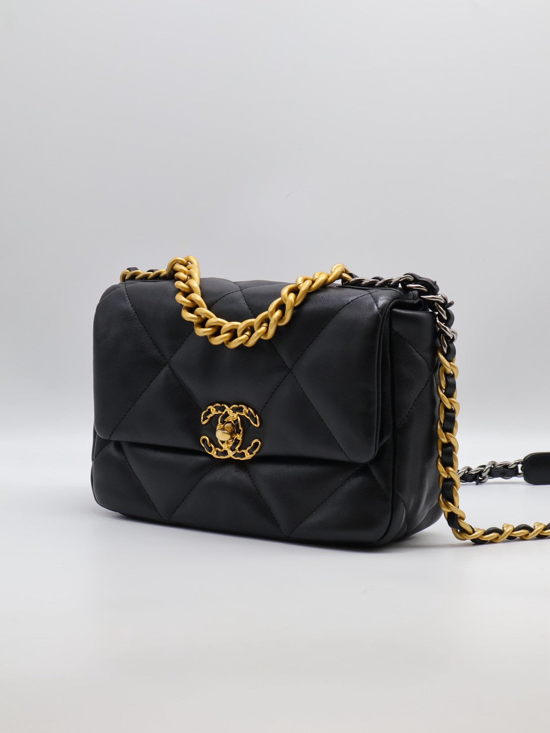 CHANEL 19 Bag 菱格紋羊皮手提肩背包 26 - 黑金