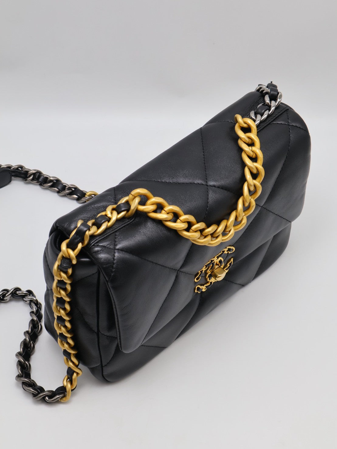 CHANEL 19 Bag 菱格紋羊皮手提肩背包 26 - 黑金