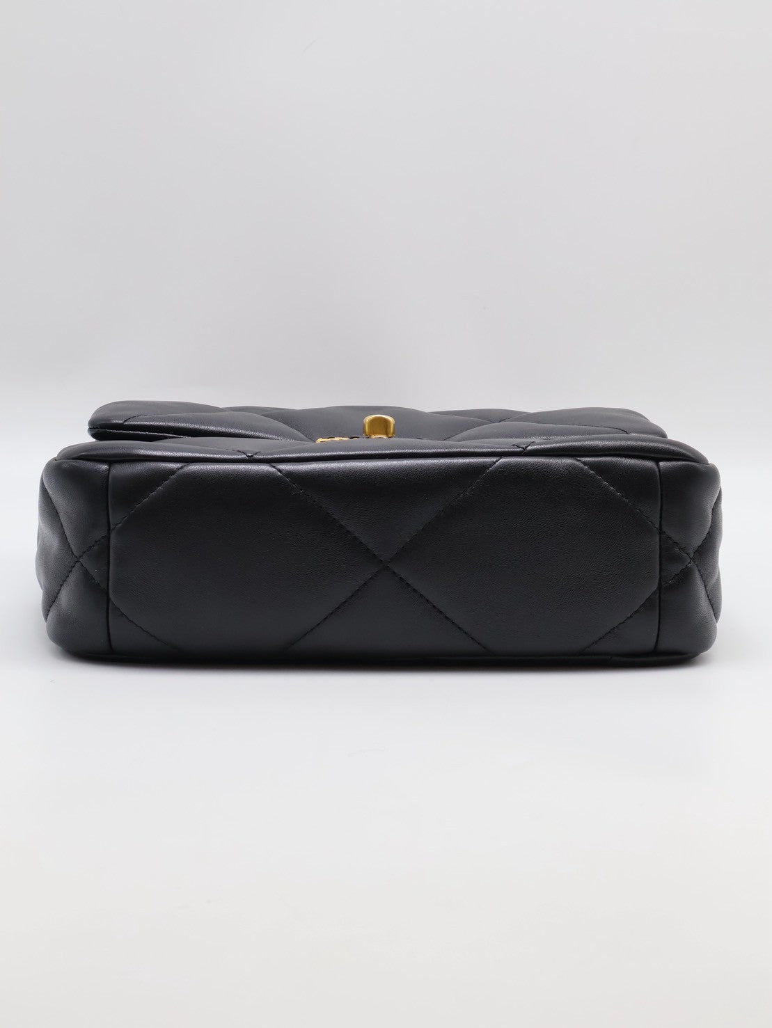 CHANEL 19 Bag 菱格紋羊皮手提肩背包 26 - 黑金