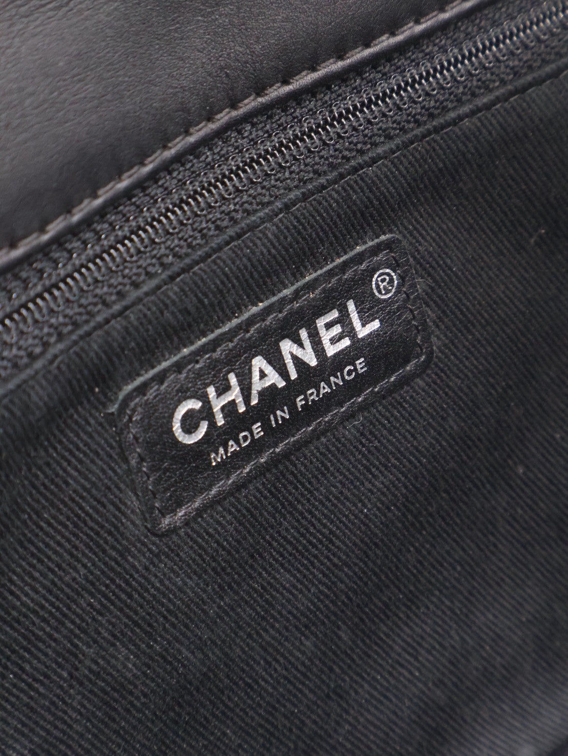 CHANEL 皮釦手提泡芙包 - 黑銀19開