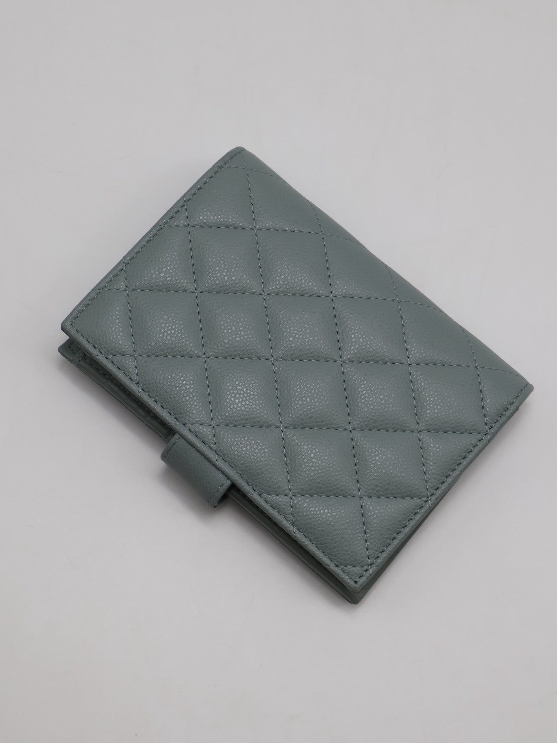 CHANEL 雙折護照夾中型錢包 - 灰綠金