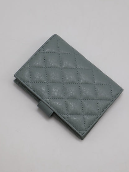 CHANEL 雙折護照夾中型錢包 - 灰綠金
