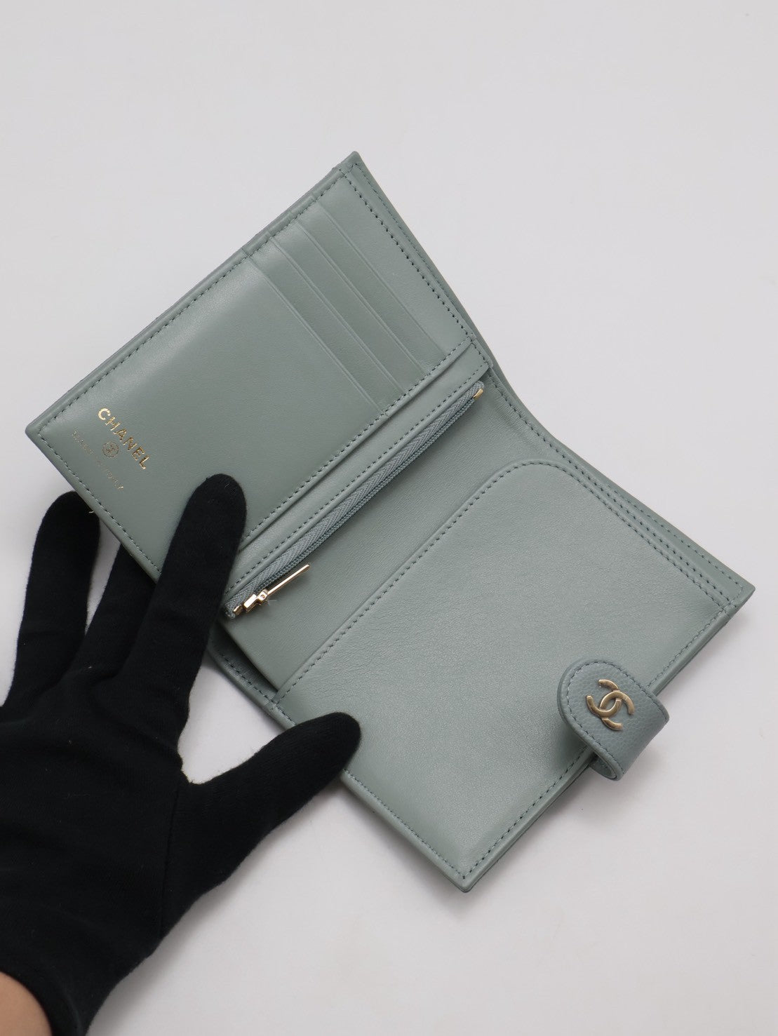 CHANEL 雙折護照夾中型錢包 - 灰綠金
