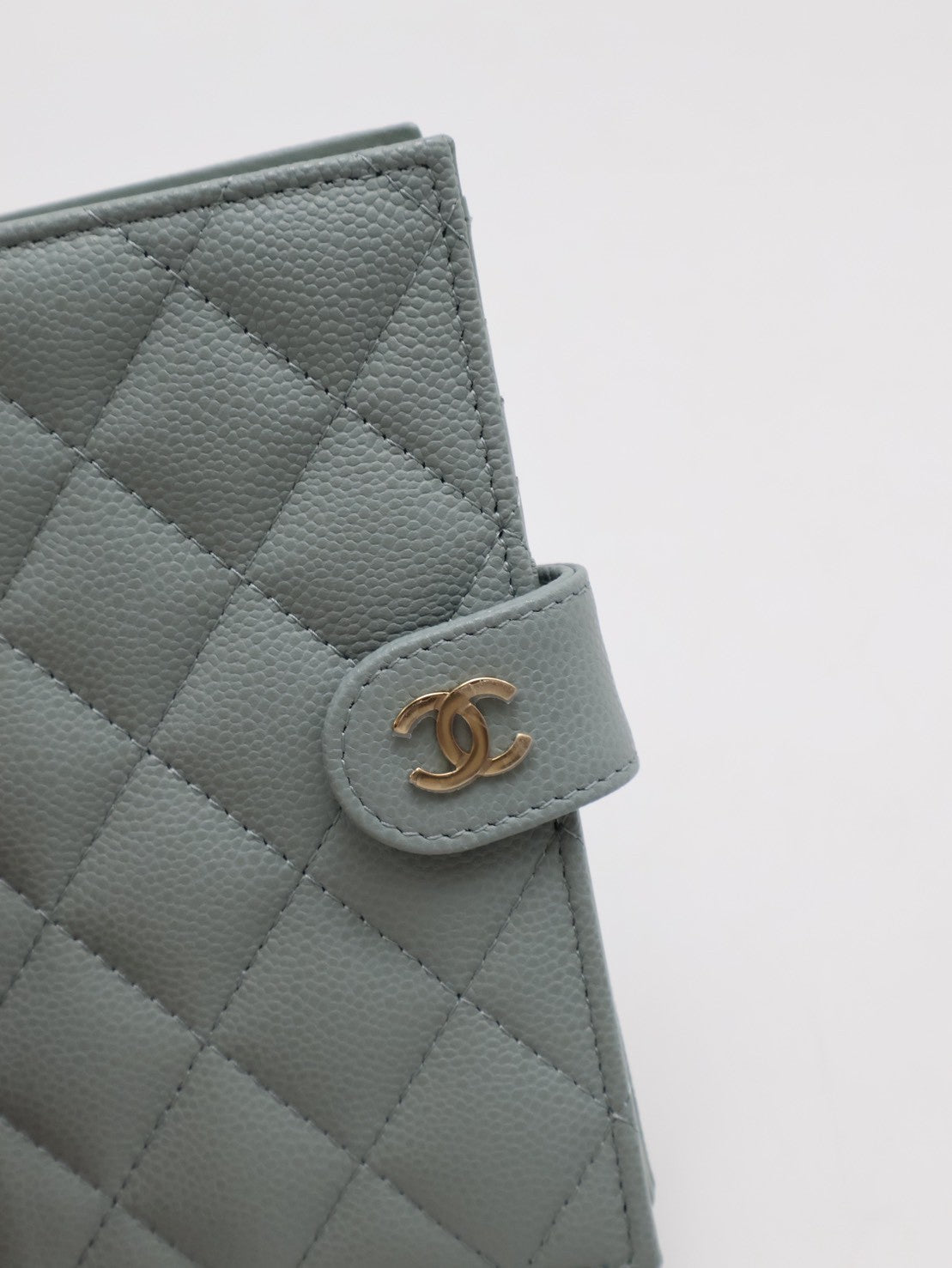 CHANEL 雙折護照夾中型錢包 - 灰綠金
