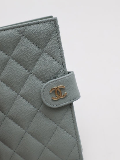 CHANEL 雙折護照夾中型錢包 - 灰綠金