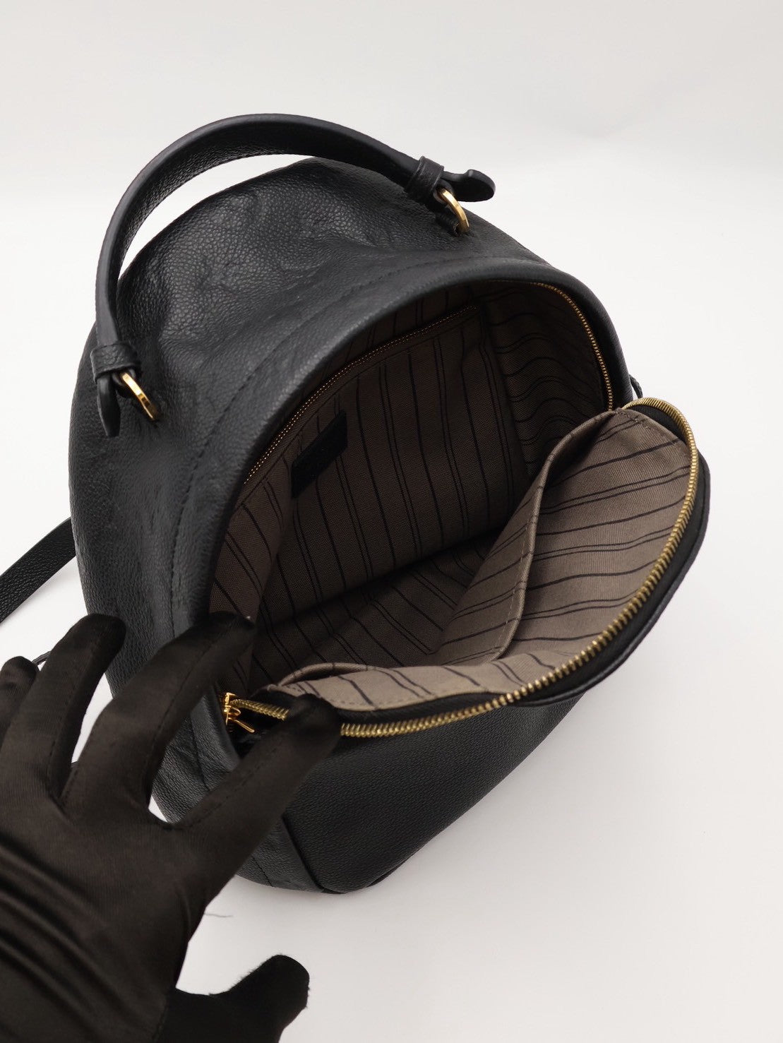 LOUIS VUITTON 壓紋牛皮後背包 - 黑