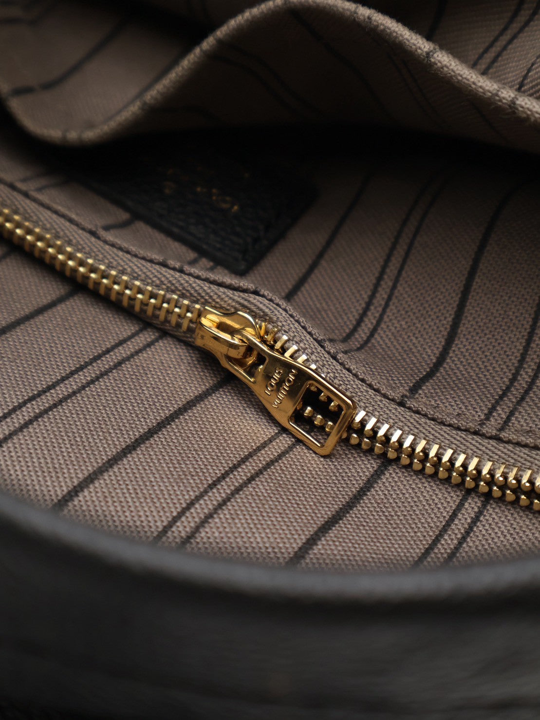 LOUIS VUITTON 壓紋牛皮後背包 - 黑