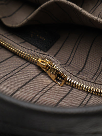 LOUIS VUITTON 壓紋牛皮後背包 - 黑
