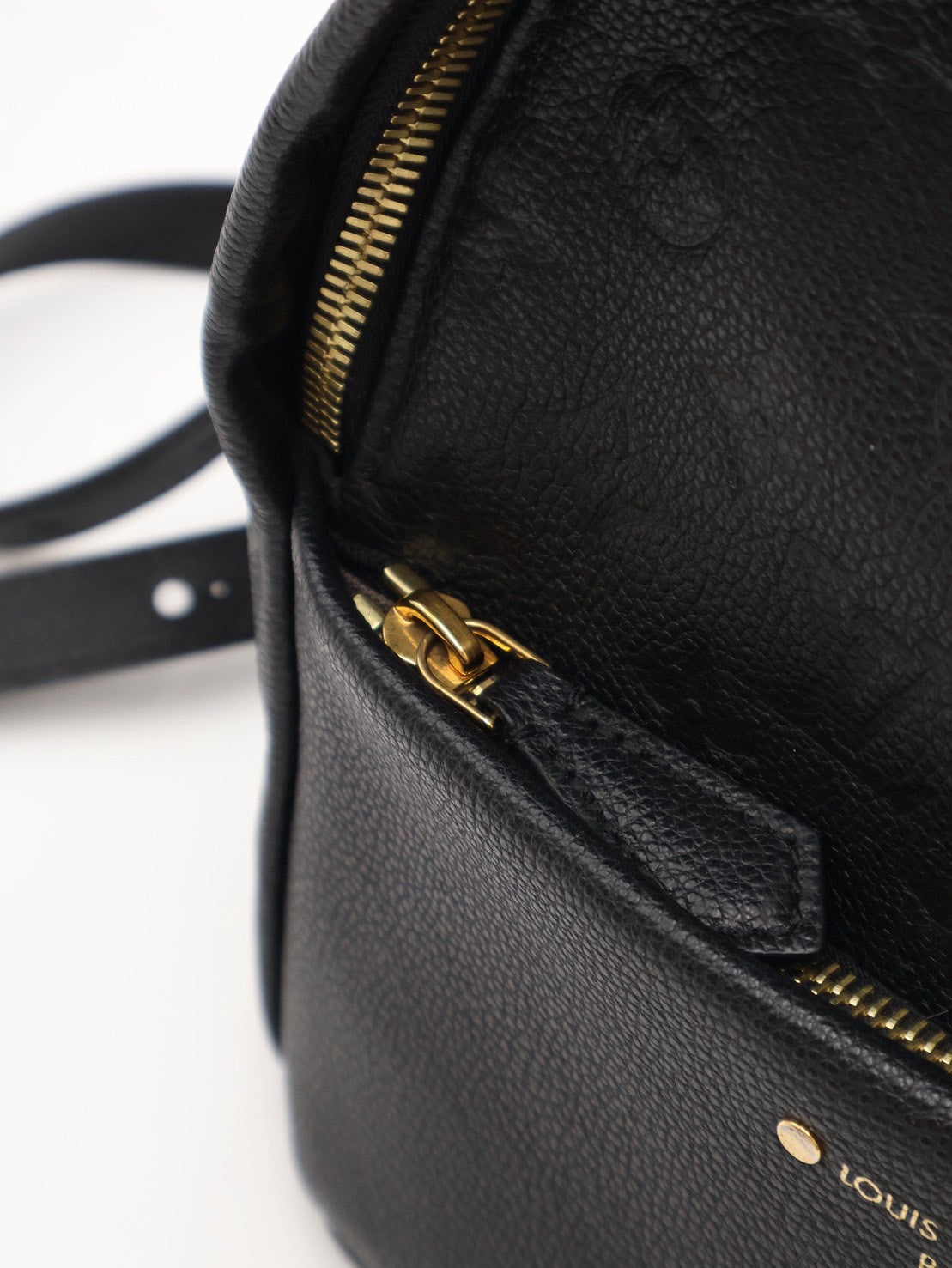 LOUIS VUITTON 壓紋牛皮後背包 - 黑