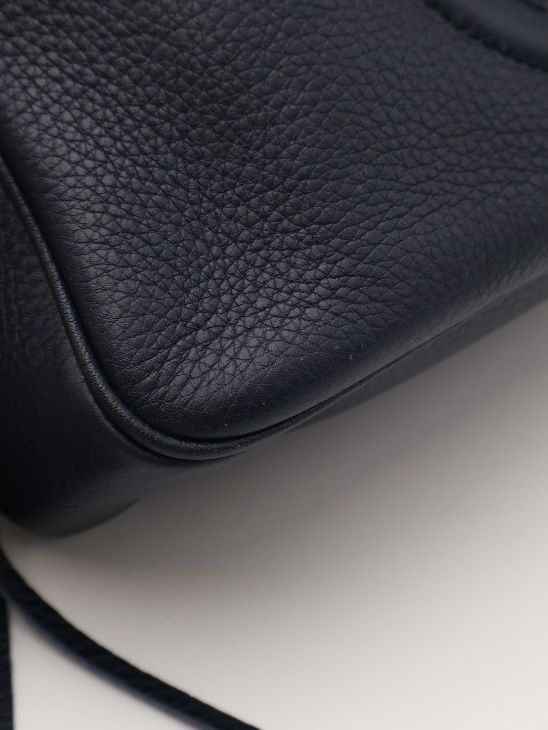 LOUIS VUITTON 壓紋牛皮後背包 - 黑