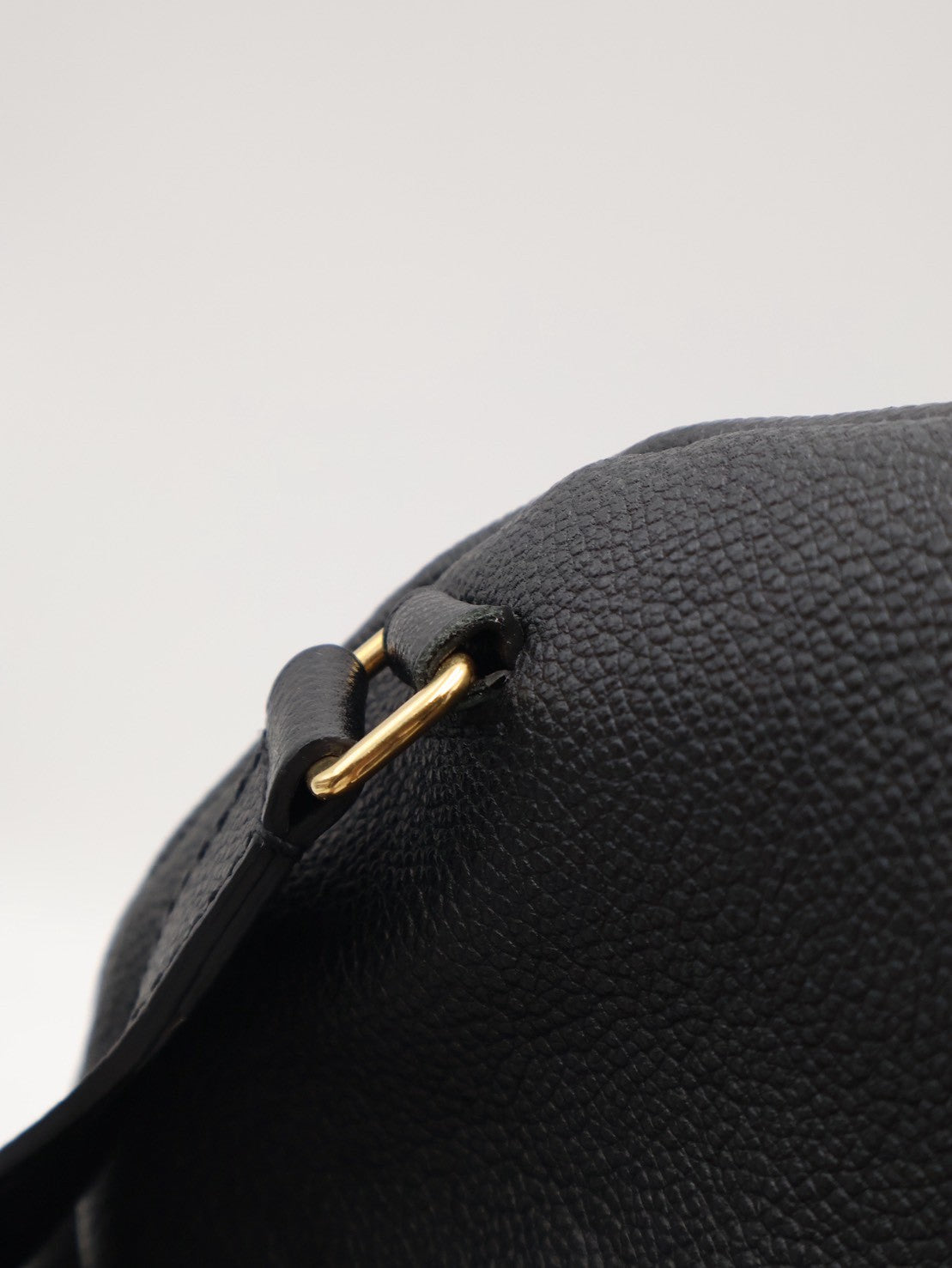 LOUIS VUITTON 壓紋牛皮後背包 - 黑