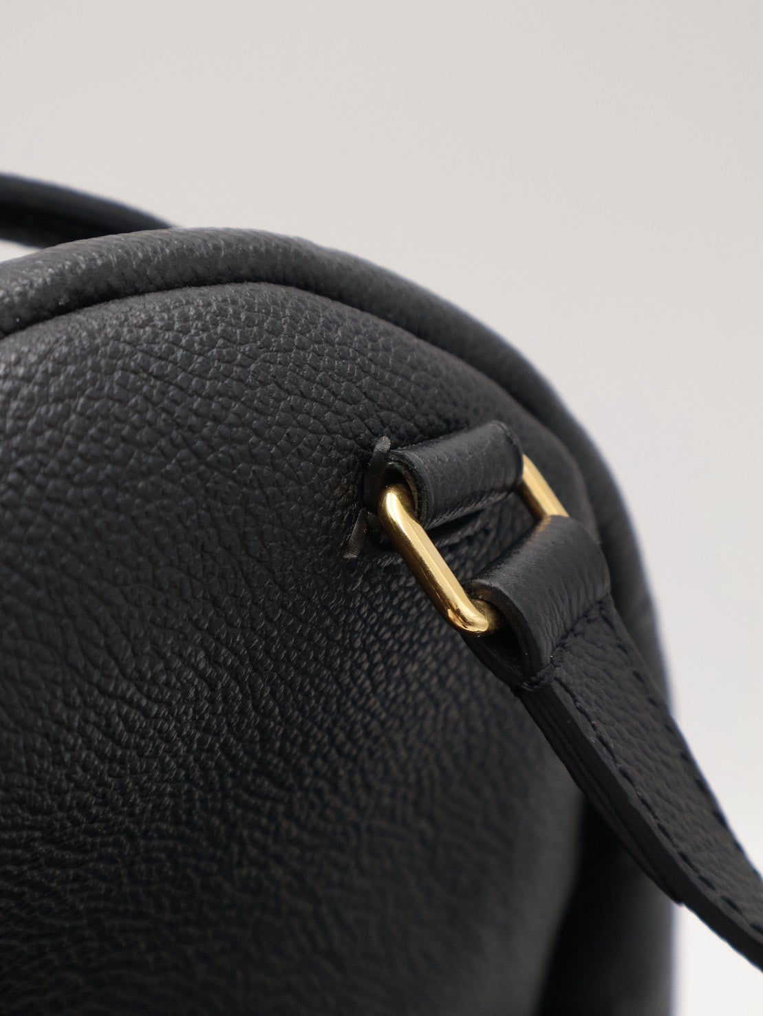 LOUIS VUITTON 壓紋牛皮後背包 - 黑