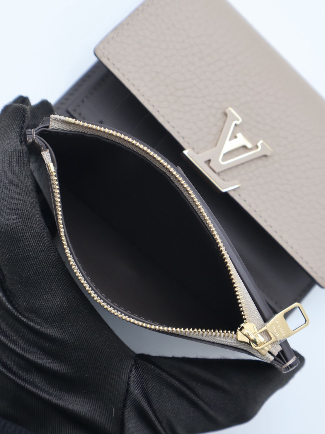 LOUIS VUITTON Capucines三折短夾 - 米灰