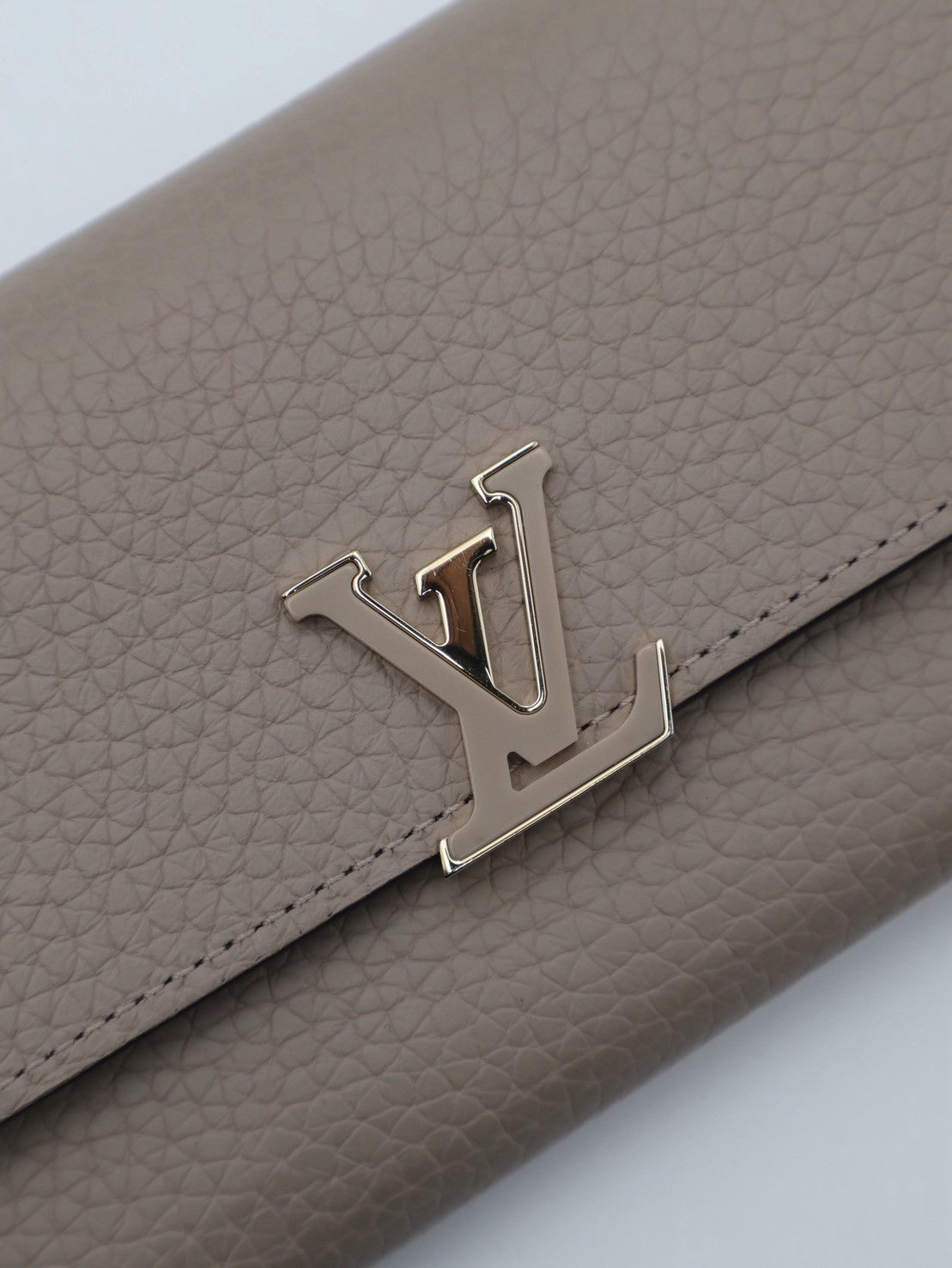LOUIS VUITTON Capucines三折短夾 - 米灰
