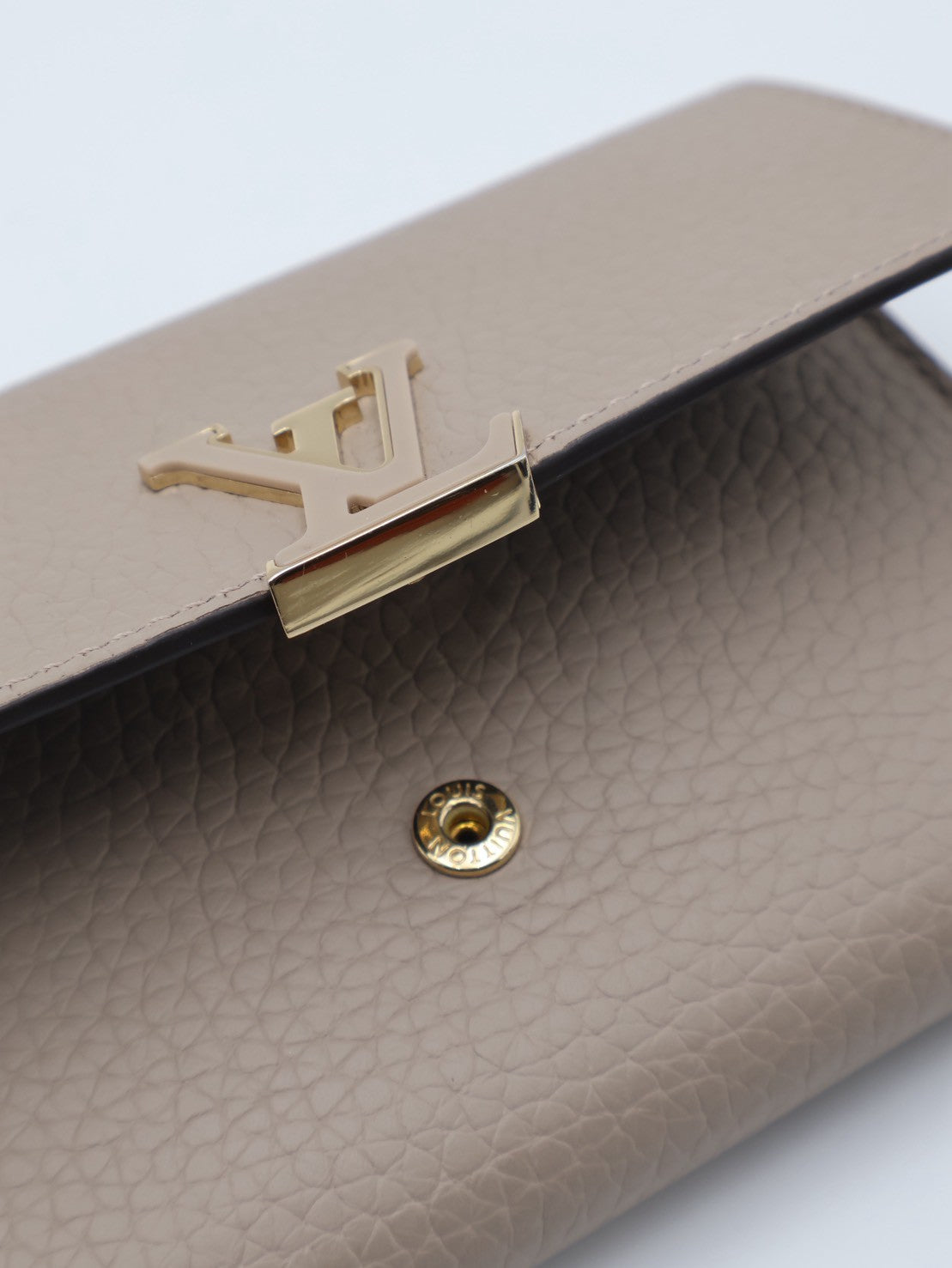 LOUIS VUITTON Capucines三折短夾 - 米灰