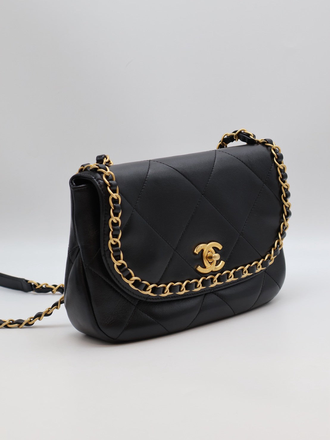 CHANEL 25P皮穿鍊滾邊口蓋包 - 黑金