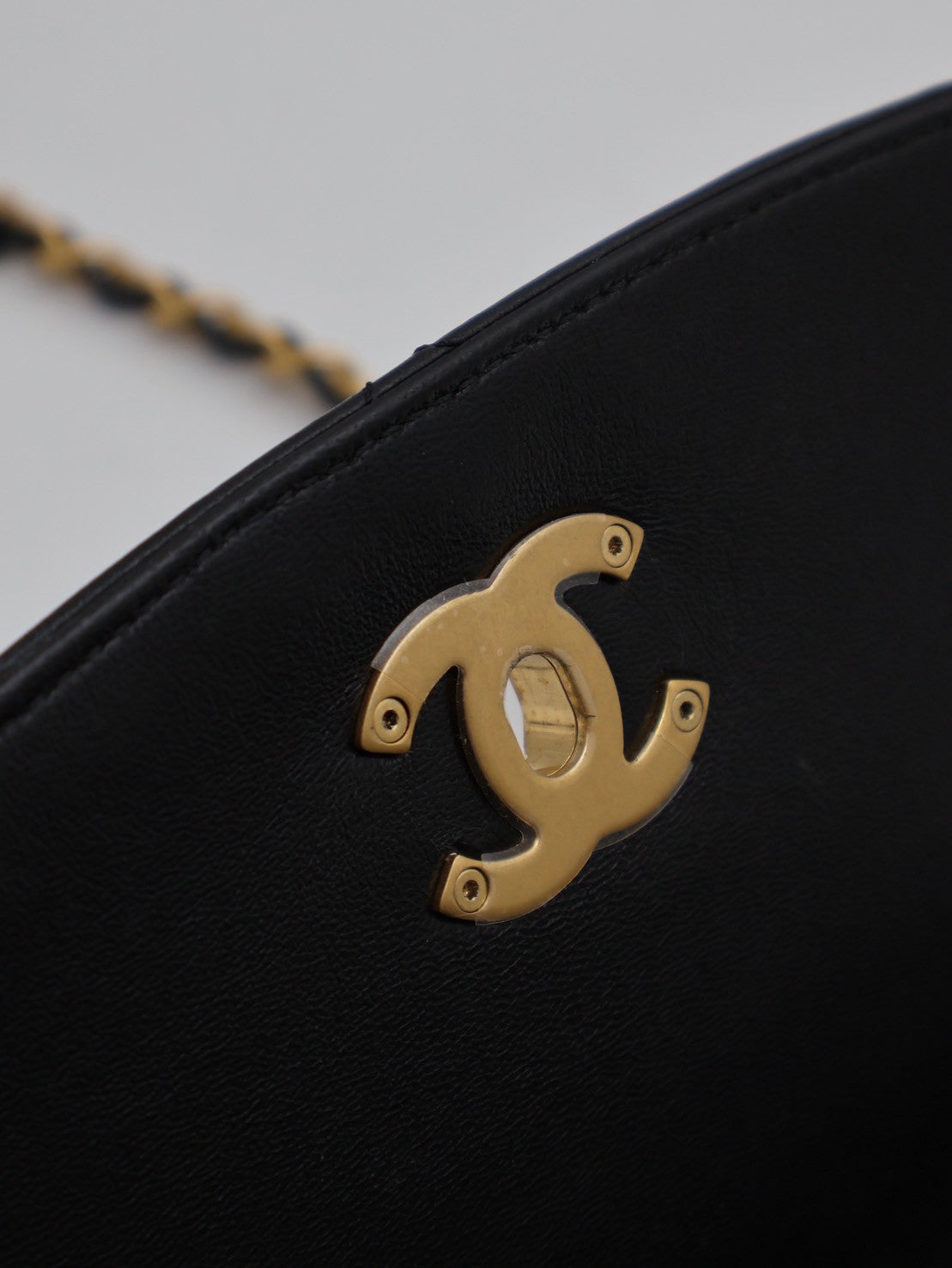CHANEL 25P皮穿鍊滾邊口蓋包 - 黑金