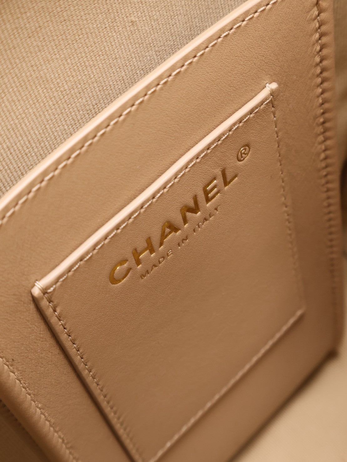 CHANEL 薩爾茨堡雙肩包 - 中號米金