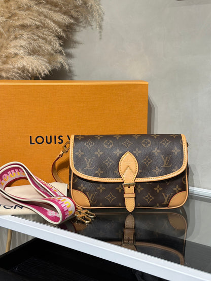 LOUIS VUITTON Diane法棍包 - 紫紅字母背帶