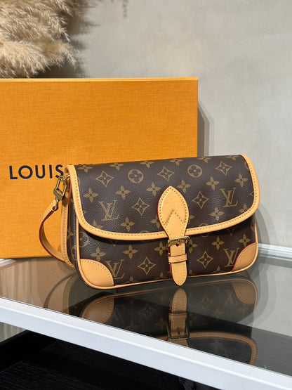 LOUIS VUITTON Diane法棍包 - 紫紅字母背帶