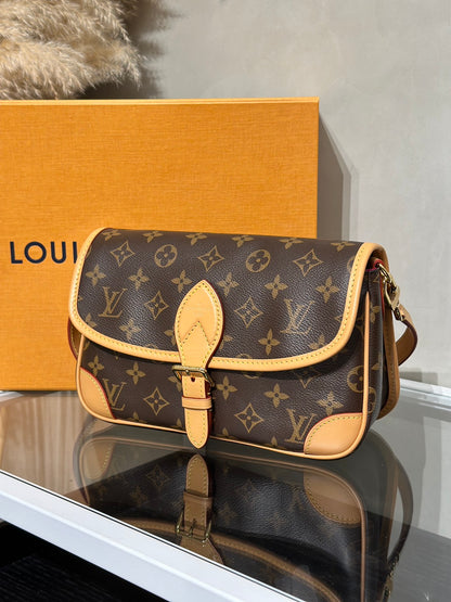 LOUIS VUITTON Diane法棍包 - 紫紅字母背帶