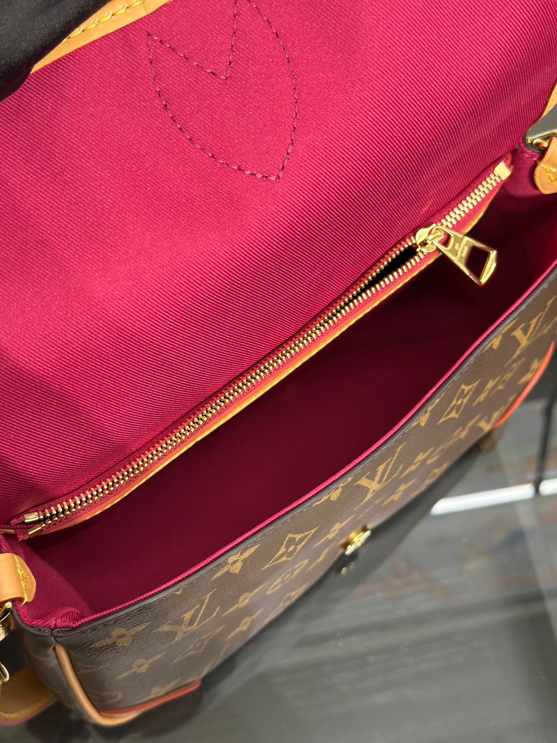 LOUIS VUITTON Diane法棍包 - 紫紅字母背帶